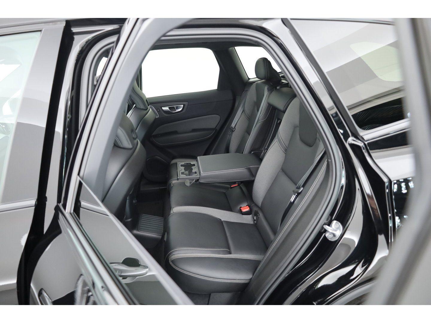 Volvo XC60 2.0 T8 Plug-in hybrid AWD Ultimate Dark | Bowers & Wilkins | 360 camera |  Head-up | Stoel + stuurverw. |