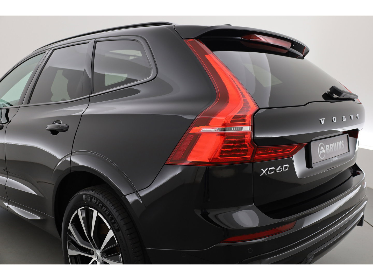 Volvo XC60 2.0 T8 Plug-in hybrid AWD Ultimate Dark | Bowers & Wilkins | 360 camera |  Head-up | Stoel + stuurverw. |