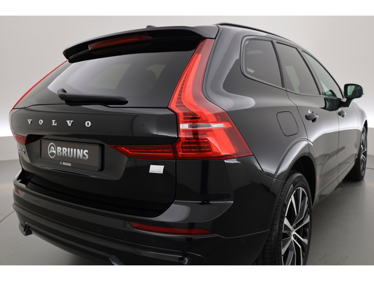Volvo XC60 2.0 T8 Plug-in hybrid AWD Ultimate Dark | Bowers & Wilkins | 360 camera |  Head-up | Stoel + stuurverw. |