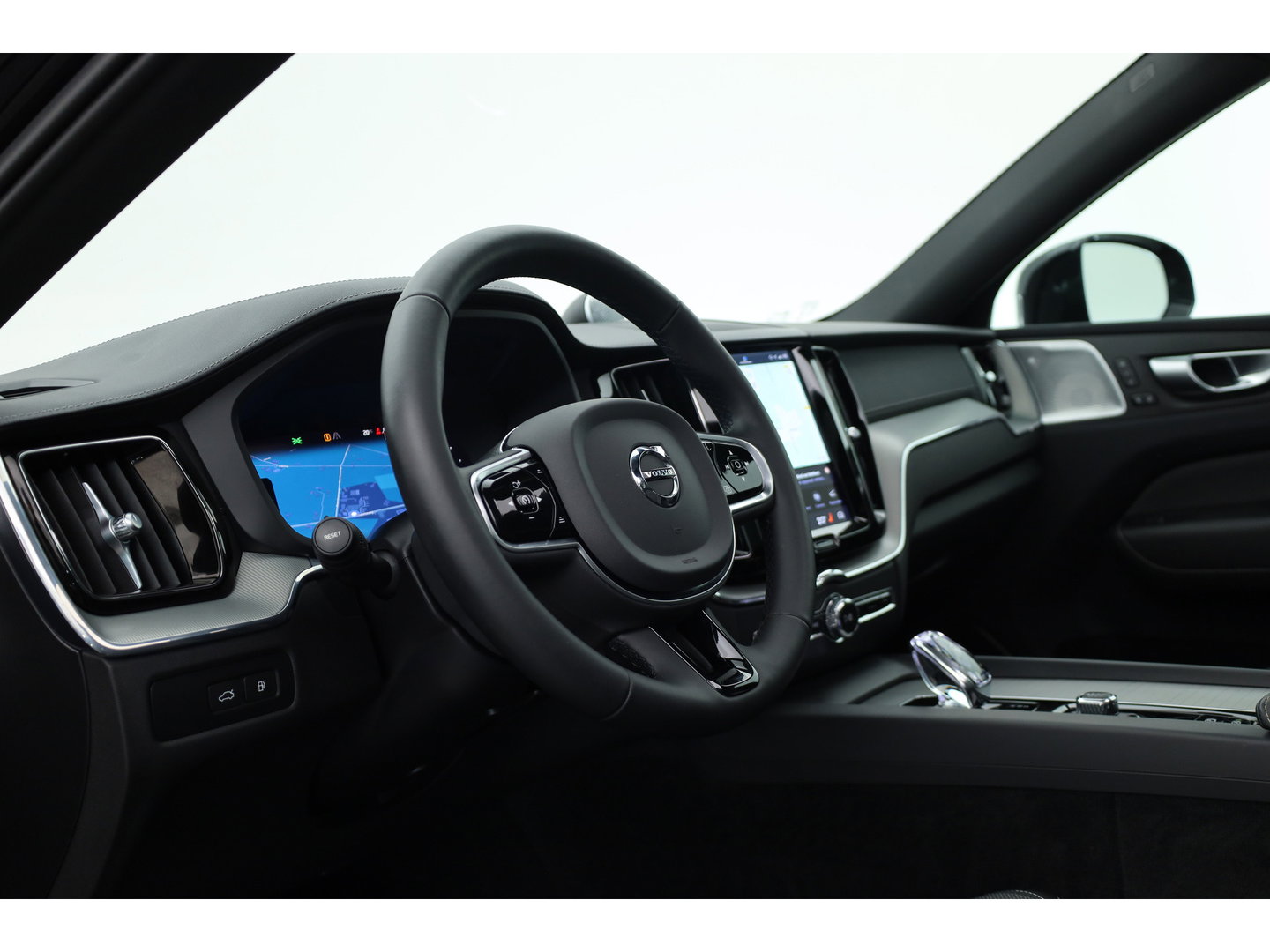 Volvo XC60 2.0 T8 Plug-in hybrid AWD Ultimate Dark | Bowers & Wilkins | 360 camera |  Head-up | Stoel + stuurverw. |
