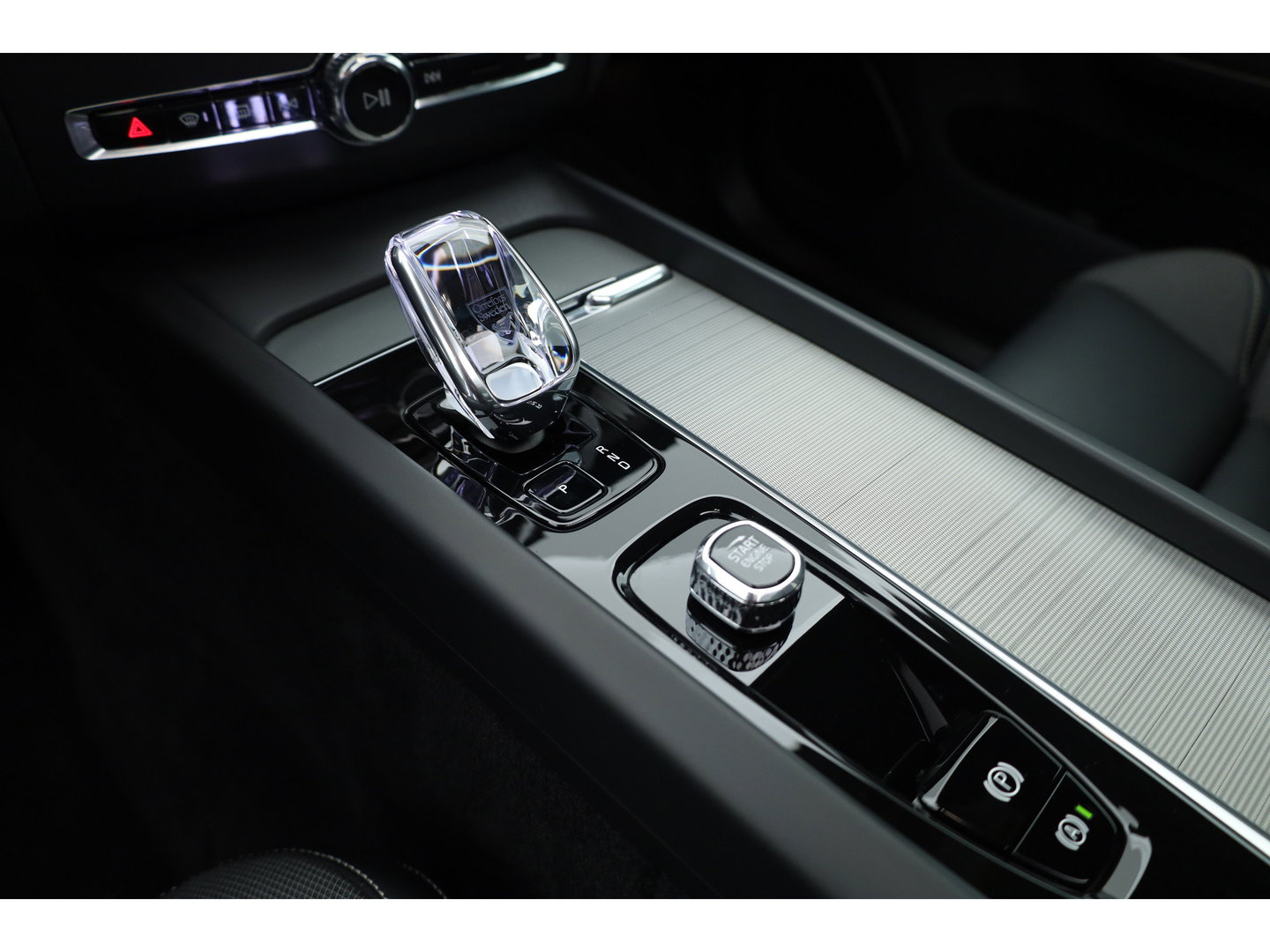 Volvo XC60 2.0 T8 Plug-in hybrid AWD Ultimate Dark | Bowers & Wilkins | 360 camera |  Head-up | Stoel + stuurverw. |
