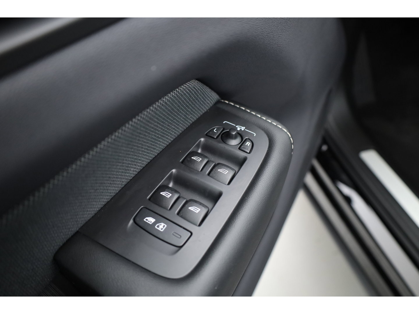Volvo XC60 2.0 T8 Plug-in hybrid AWD Ultimate Dark | Bowers & Wilkins | 360 camera |  Head-up | Stoel + stuurverw. |