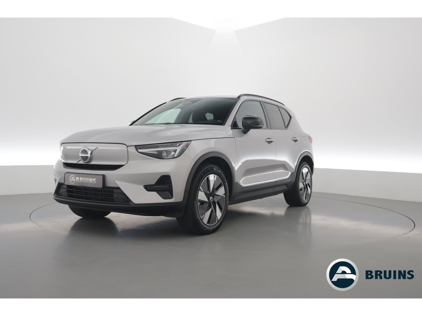 Volvo XC40 Recharge Twin Plus | 82 KWH | 535km WLTP | Trekhaak 1800kg | elek. stoelen | warmtepomp |