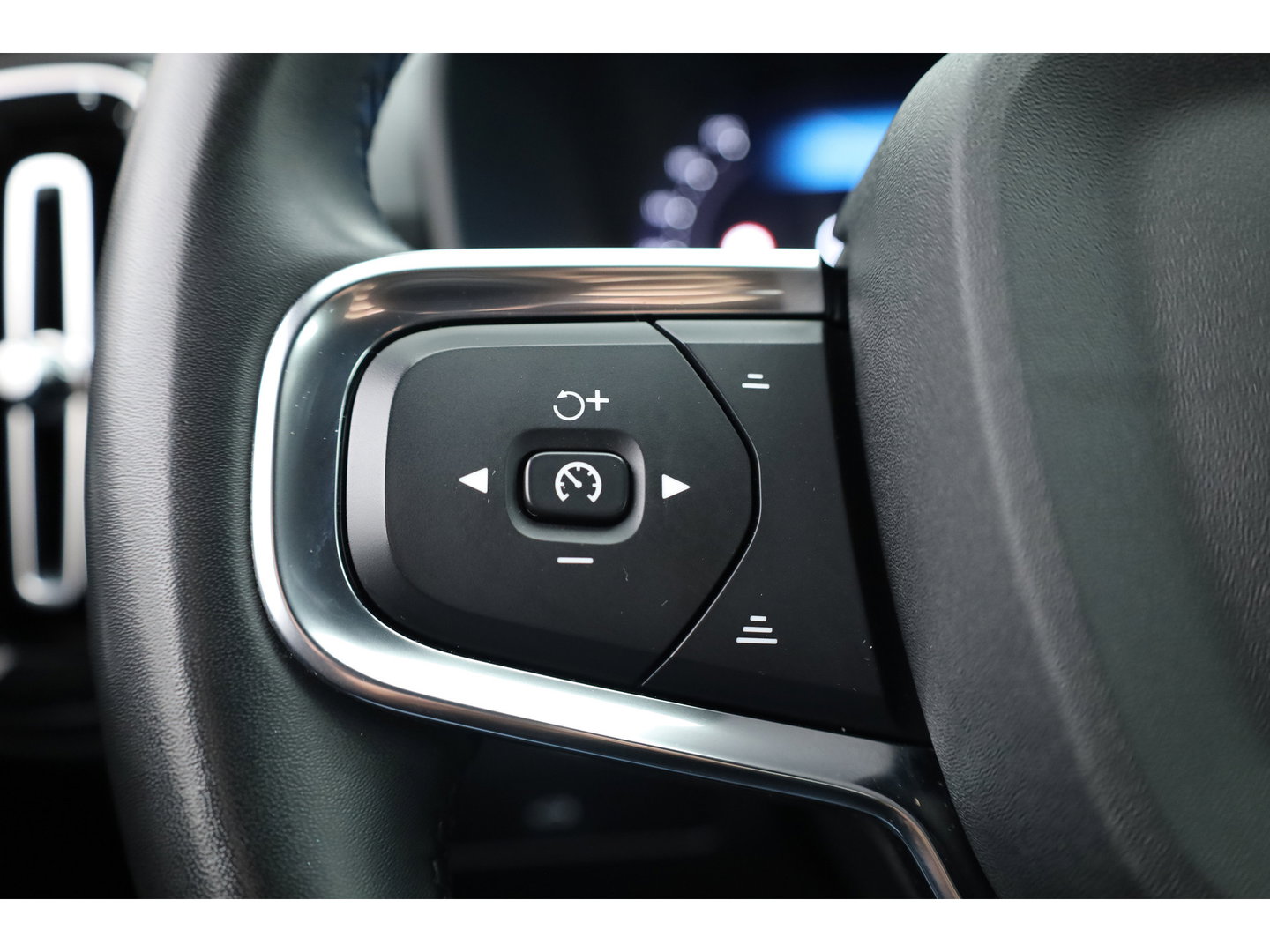 Volvo XC40 Recharge Twin Plus | 82 KWH | 535km WLTP | Trekhaak 1800kg | elek. stoelen | warmtepomp |