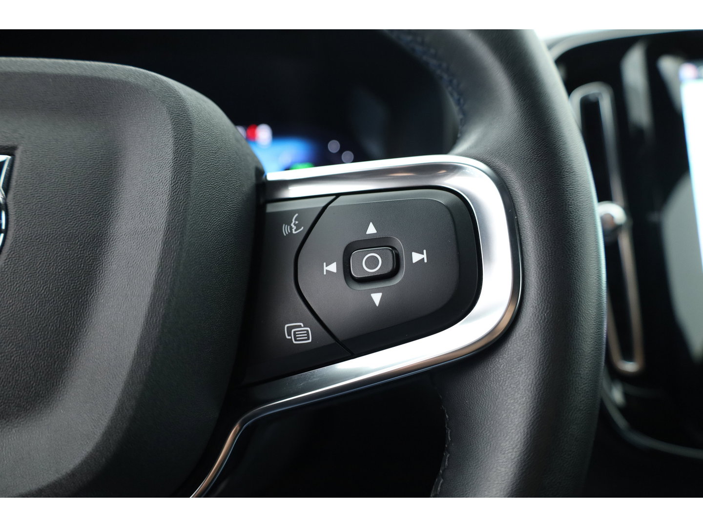 Volvo XC40 Recharge Twin Plus | 82 KWH | 535km WLTP | Trekhaak 1800kg | elek. stoelen | warmtepomp |