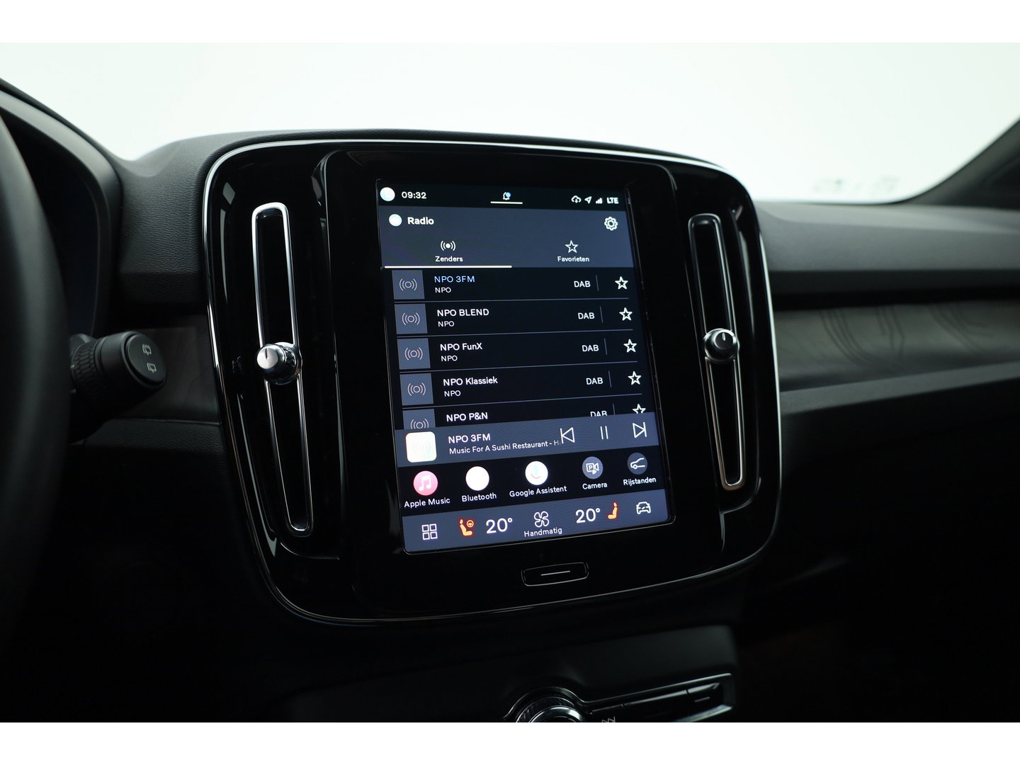 Volvo XC40 Recharge Twin Plus | 82 KWH | 535km WLTP | Trekhaak 1800kg | elek. stoelen | warmtepomp |