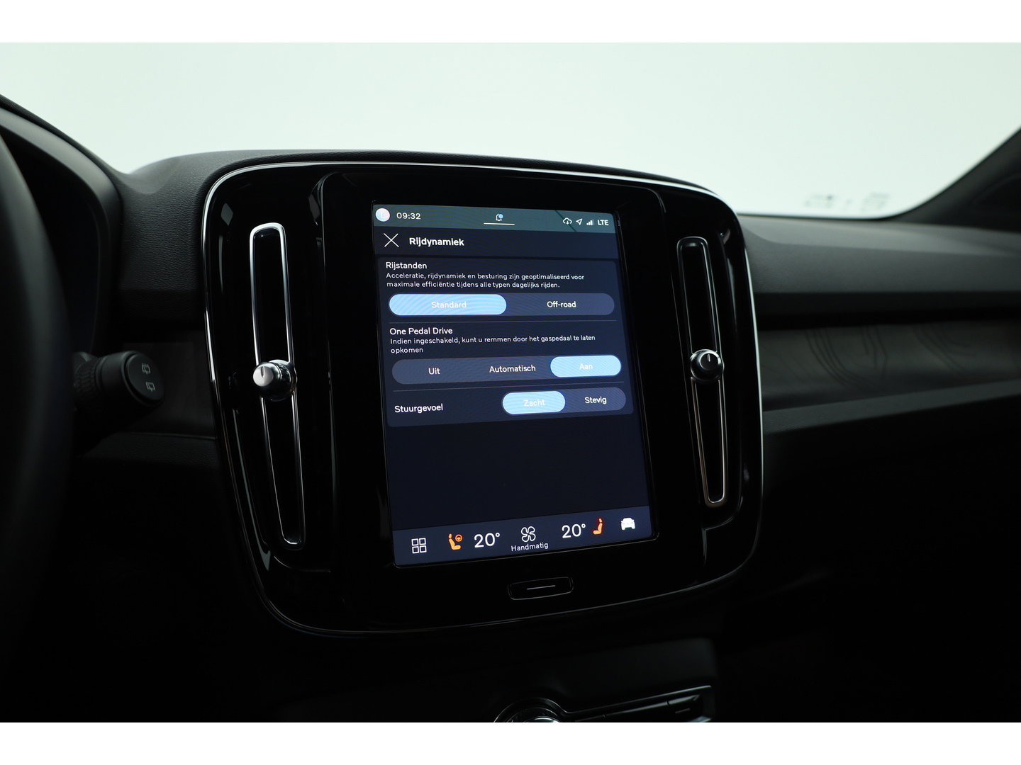 Volvo XC40 Recharge Twin Plus | 82 KWH | 535km WLTP | Trekhaak 1800kg | elek. stoelen | warmtepomp |