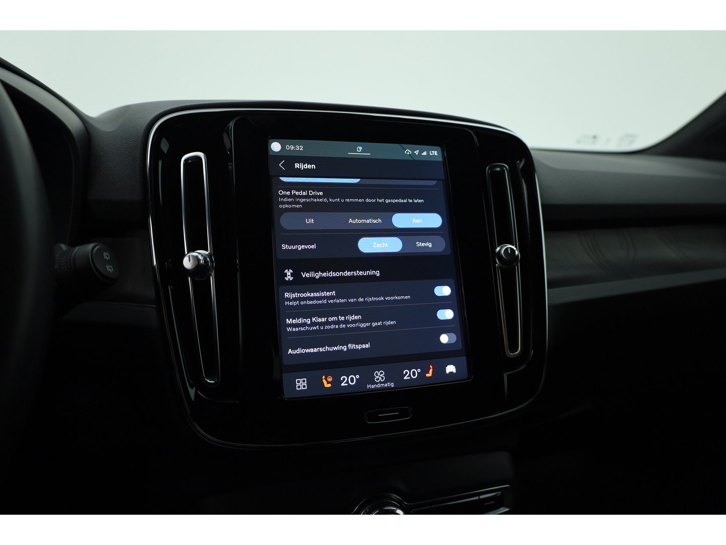 Volvo XC40 Recharge Twin Plus | 82 KWH | 535km WLTP | Trekhaak 1800kg | elek. stoelen | warmtepomp |