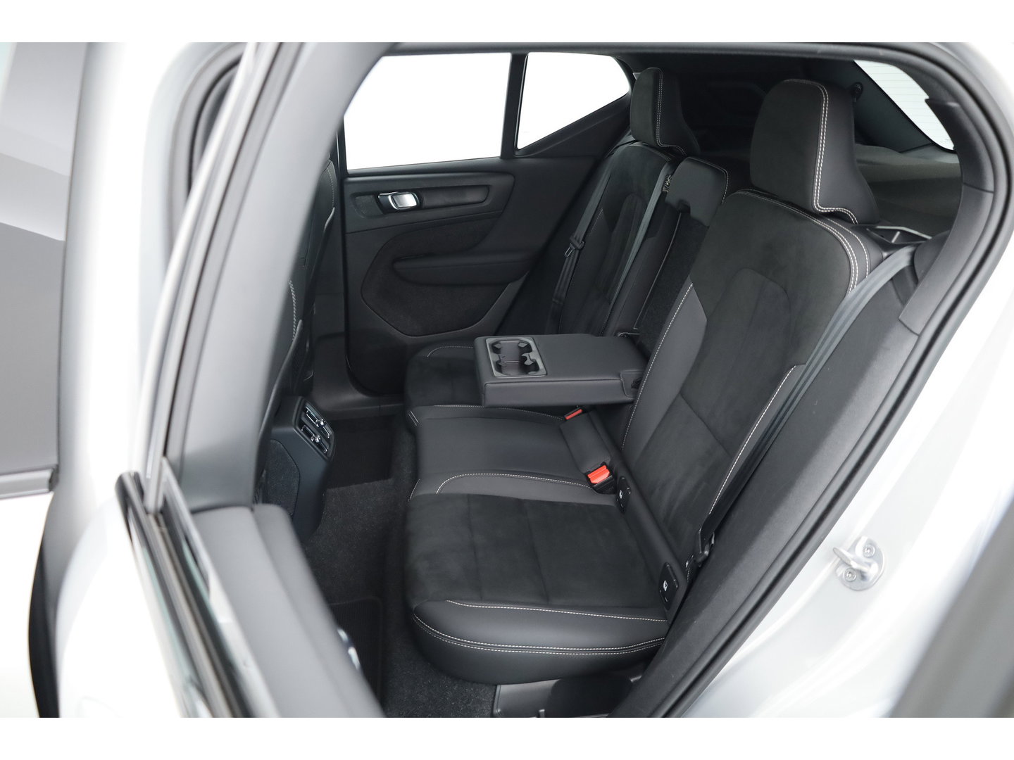Volvo XC40 Recharge Twin Plus | 82 KWH | 535km WLTP | Trekhaak 1800kg | elek. stoelen | warmtepomp |