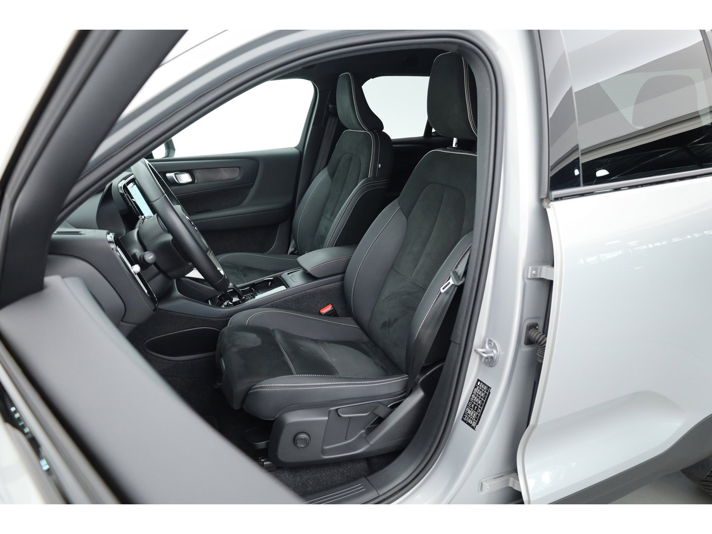 Volvo XC40 Recharge Twin Plus | 82 KWH | 535km WLTP | Trekhaak 1800kg | elek. stoelen | warmtepomp |