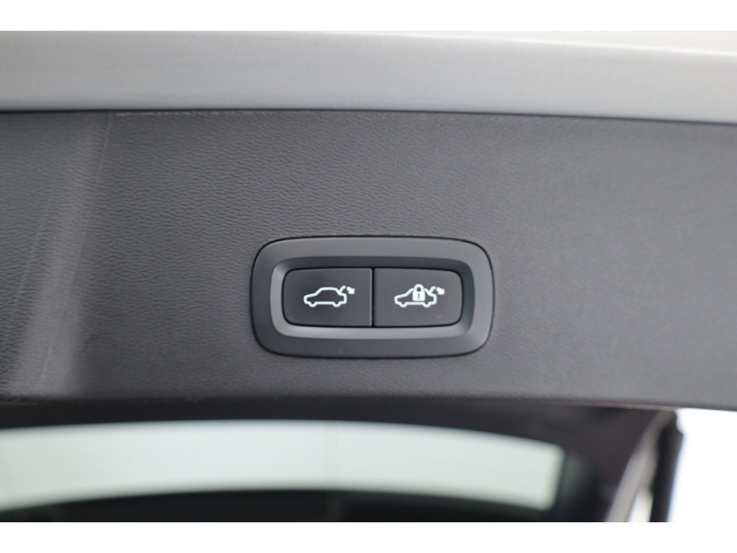 Volvo XC40 Recharge Twin Plus | 82 KWH | 535km WLTP | Trekhaak 1800kg | elek. stoelen | warmtepomp |