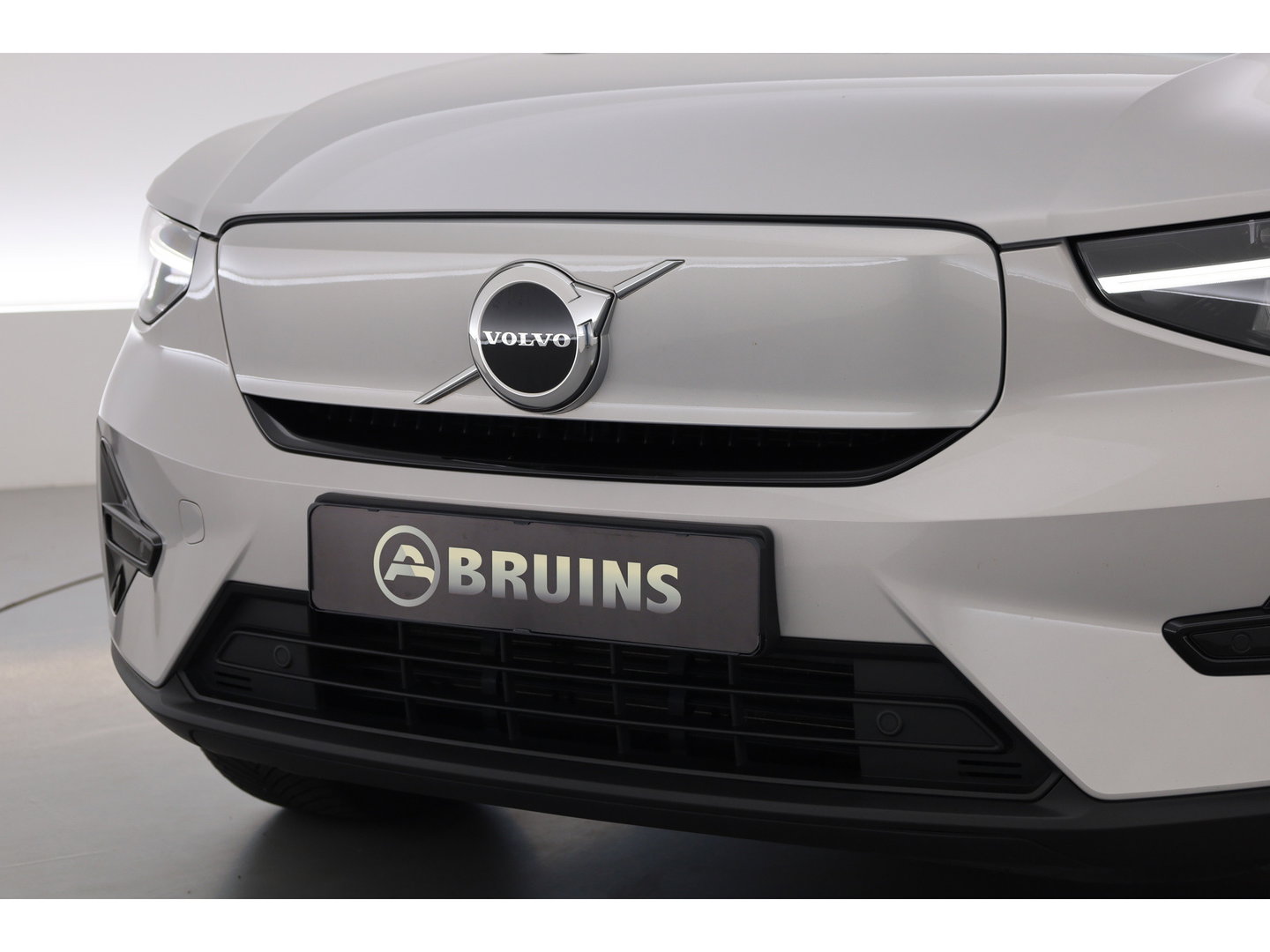 Volvo XC40 Recharge Twin Plus | 82 KWH | 535km WLTP | Trekhaak 1800kg | elek. stoelen | warmtepomp |