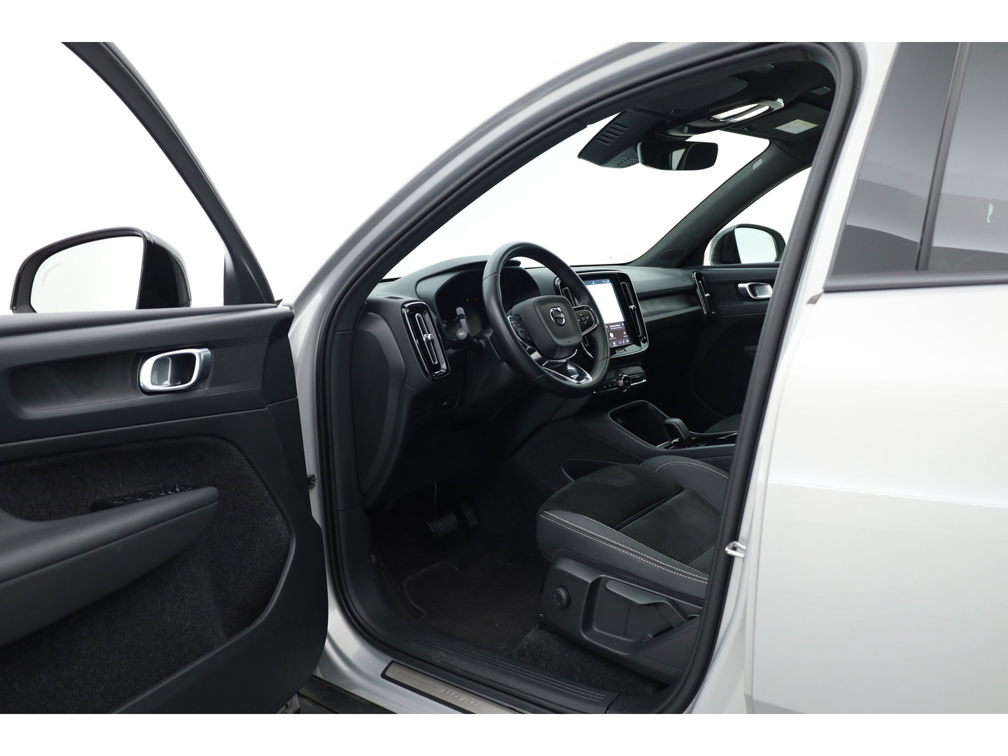 Volvo XC40 Recharge Twin Plus | 82 KWH | 535km WLTP | Trekhaak 1800kg | elek. stoelen | warmtepomp |