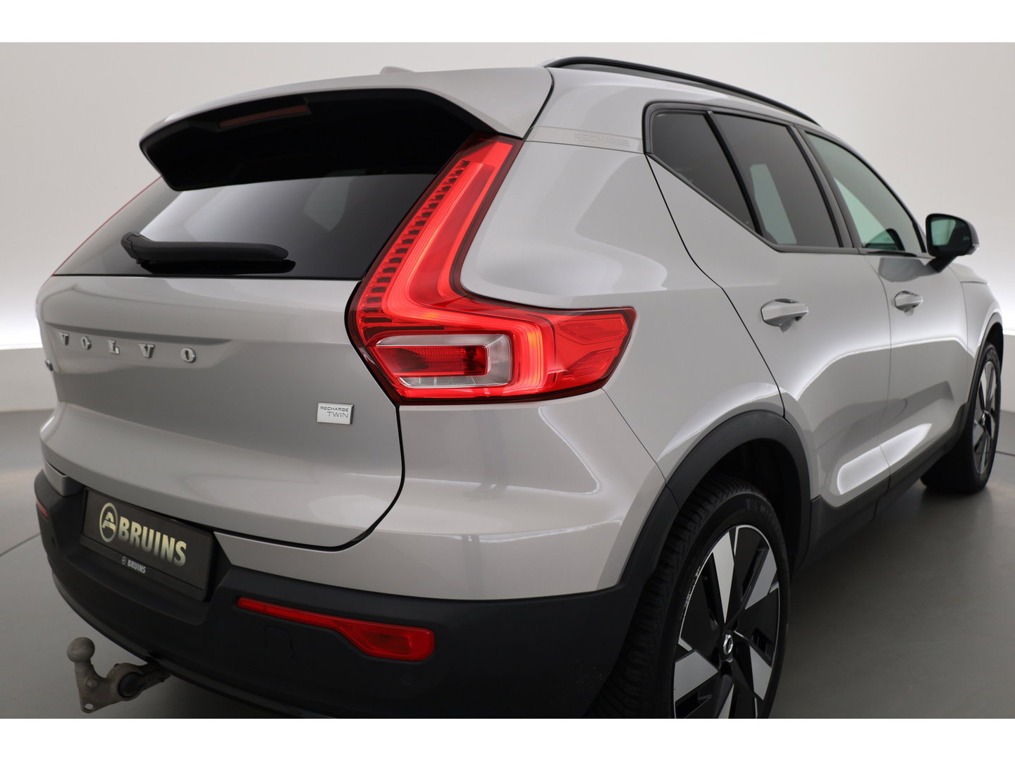 Volvo XC40 Recharge Twin Plus | 82 KWH | 535km WLTP | Trekhaak 1800kg | elek. stoelen | warmtepomp |