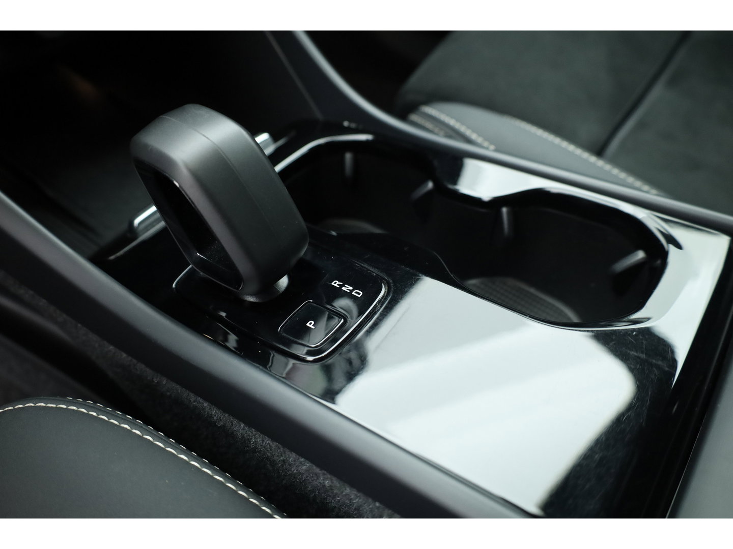 Volvo XC40 Recharge Twin Plus | 82 KWH | 535km WLTP | Trekhaak 1800kg | elek. stoelen | warmtepomp |