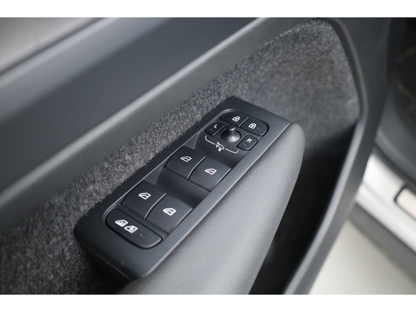 Volvo XC40 Recharge Twin Plus | 82 KWH | 535km WLTP | Trekhaak 1800kg | elek. stoelen | warmtepomp |