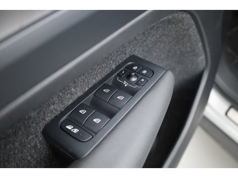 Volvo XC40 Recharge Twin Plus | 82 KWH | 535km WLTP | Trekhaak 1800kg | elek. stoelen | warmtepomp |