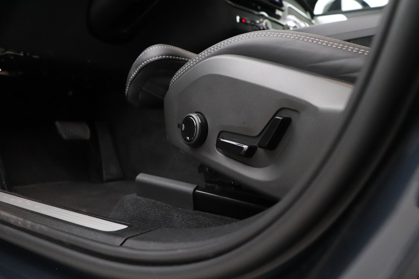 Volvo XC60 T6 Ultra Black Edition | Luchtvering | Bowers&Wilkins | Stoelventilatie | ACC | Trekhaak