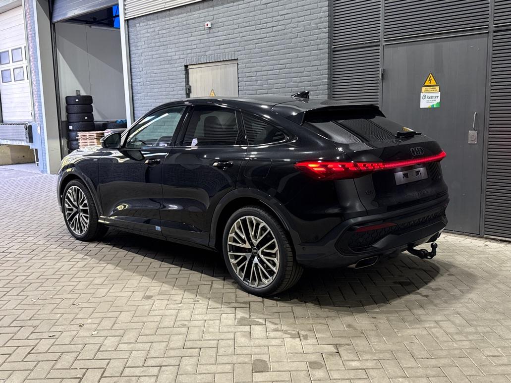 Audi Q5 Sportback Quattro S edition Competition | B&O | Passenger Display | Trekhaak | Luchtvering | Panoramadak | 360° Camera | 21 Inch | ACC