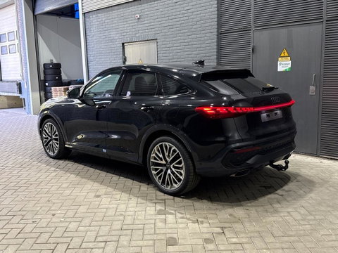 Audi Q5 Sportback Quattro S edition Competition | B&O | Passenger Display | Trekhaak | Luchtvering | Panoramadak | 360° Camera | 21 Inch | ACC