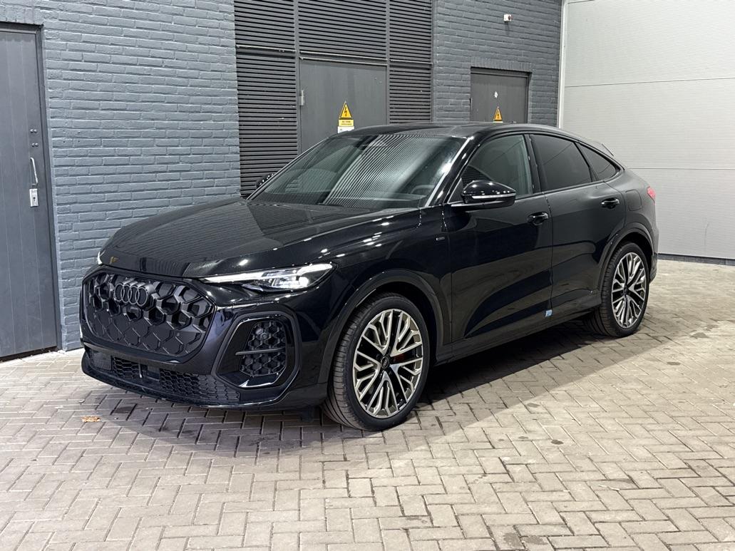 Audi Q5 Sportback Quattro S edition Competition | B&O | Passenger Display | Trekhaak | Luchtvering | Panoramadak | 360° Camera | 21 Inch | ACC