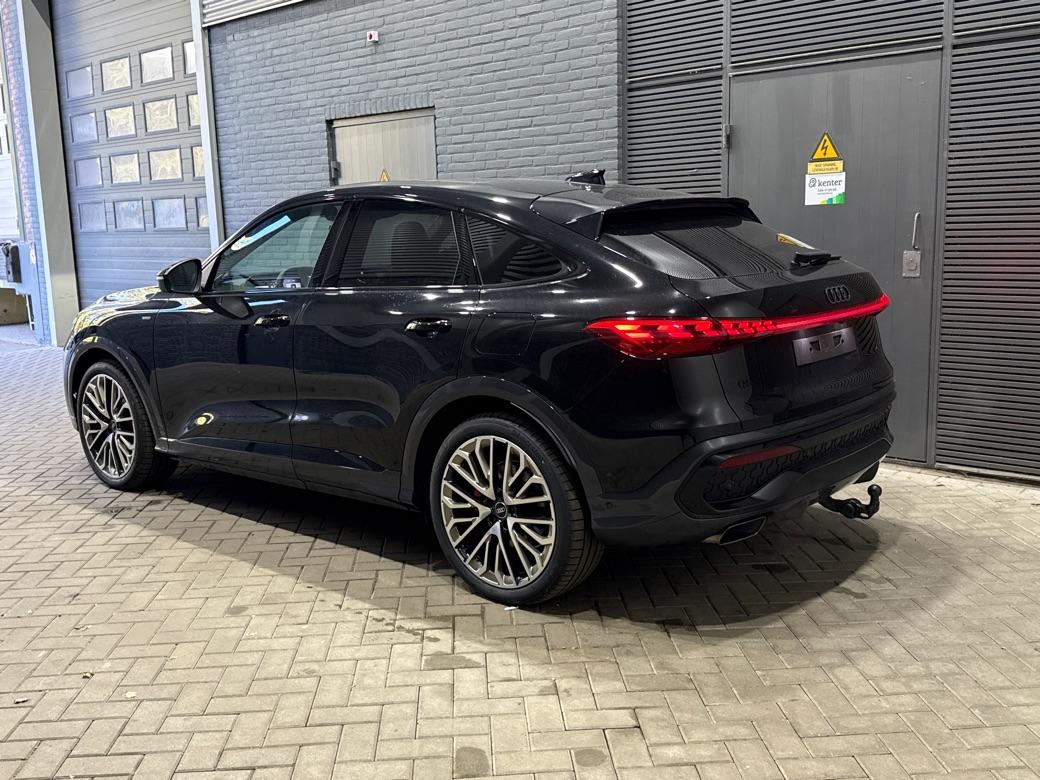Audi Q5 Sportback Quattro S edition Competition | B&O | Passenger Display | Trekhaak | Luchtvering | Panoramadak | 360° Camera | 21 Inch | ACC