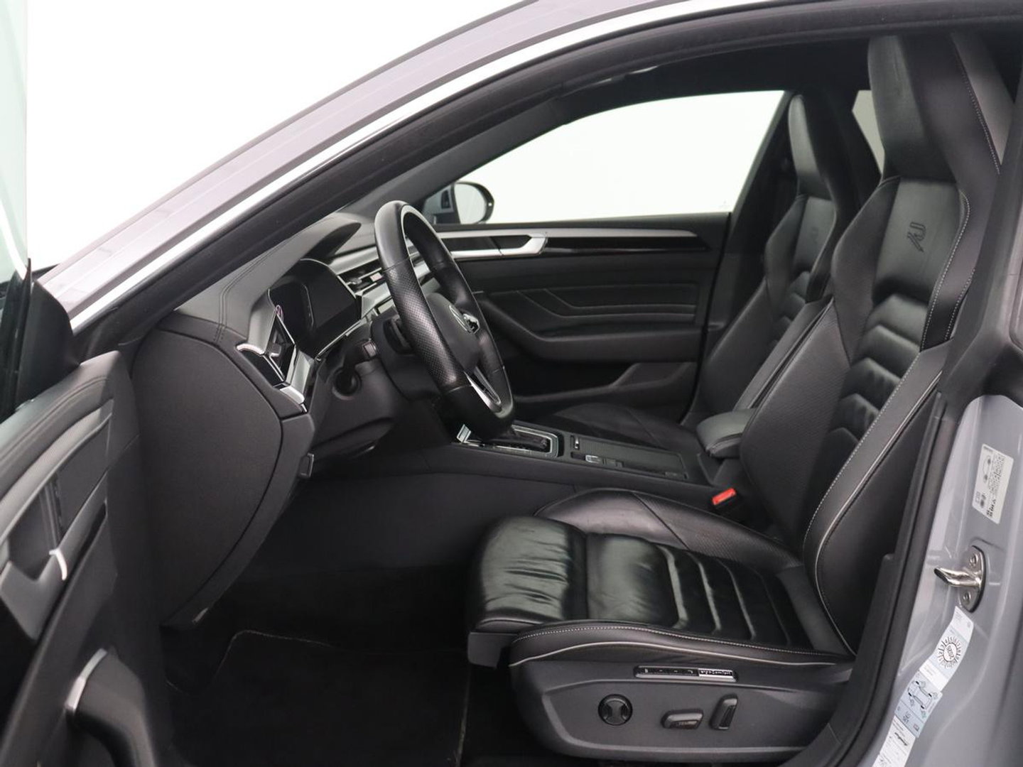 Volkswagen Arteon 1.4 TSI eHybrid R-Line Business+ | SOH 90,1% | Leder | Adaptive cruise | Trekhaak | Dodehoek detectie | Stuur/stoel verwarming | Park assist | Carplay | Full LED
