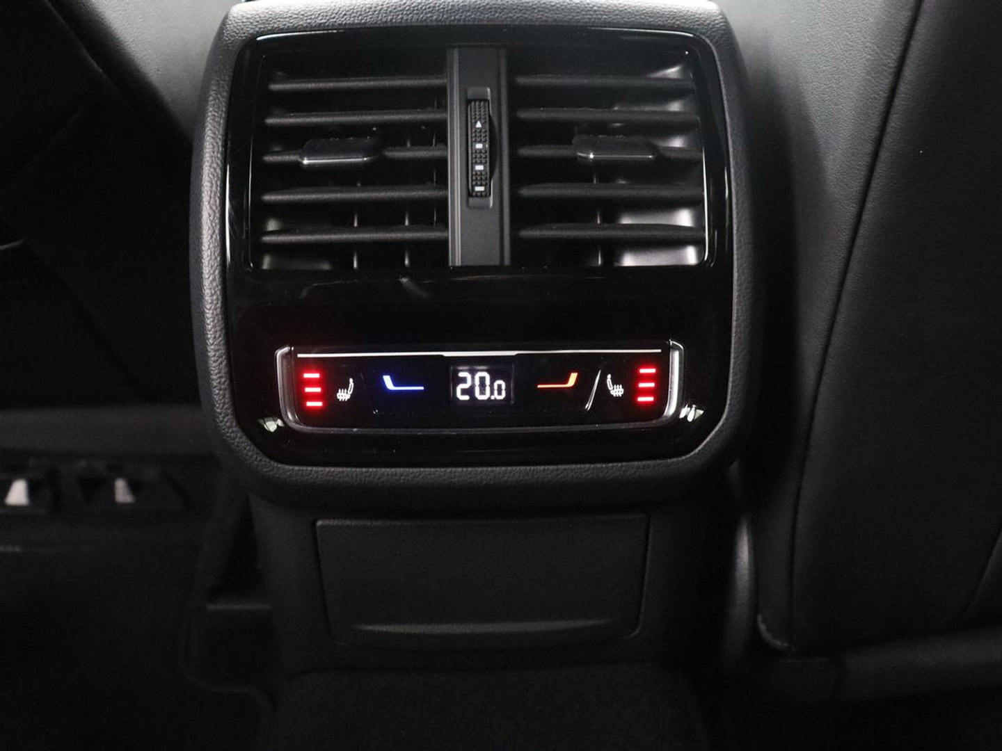 Volkswagen Arteon 1.4 TSI eHybrid R-Line Business+ | SOH 90,1% | Leder | Adaptive cruise | Trekhaak | Dodehoek detectie | Stuur/stoel verwarming | Park assist | Carplay | Full LED