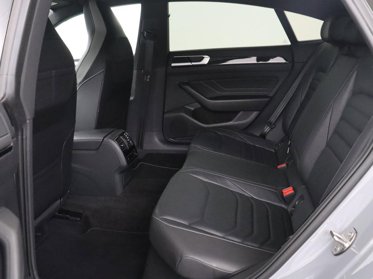 Volkswagen Arteon 1.4 TSI eHybrid R-Line Business+ | SOH 90,1% | Leder | Adaptive cruise | Trekhaak | Dodehoek detectie | Stuur/stoel verwarming | Park assist | Carplay | Full LED