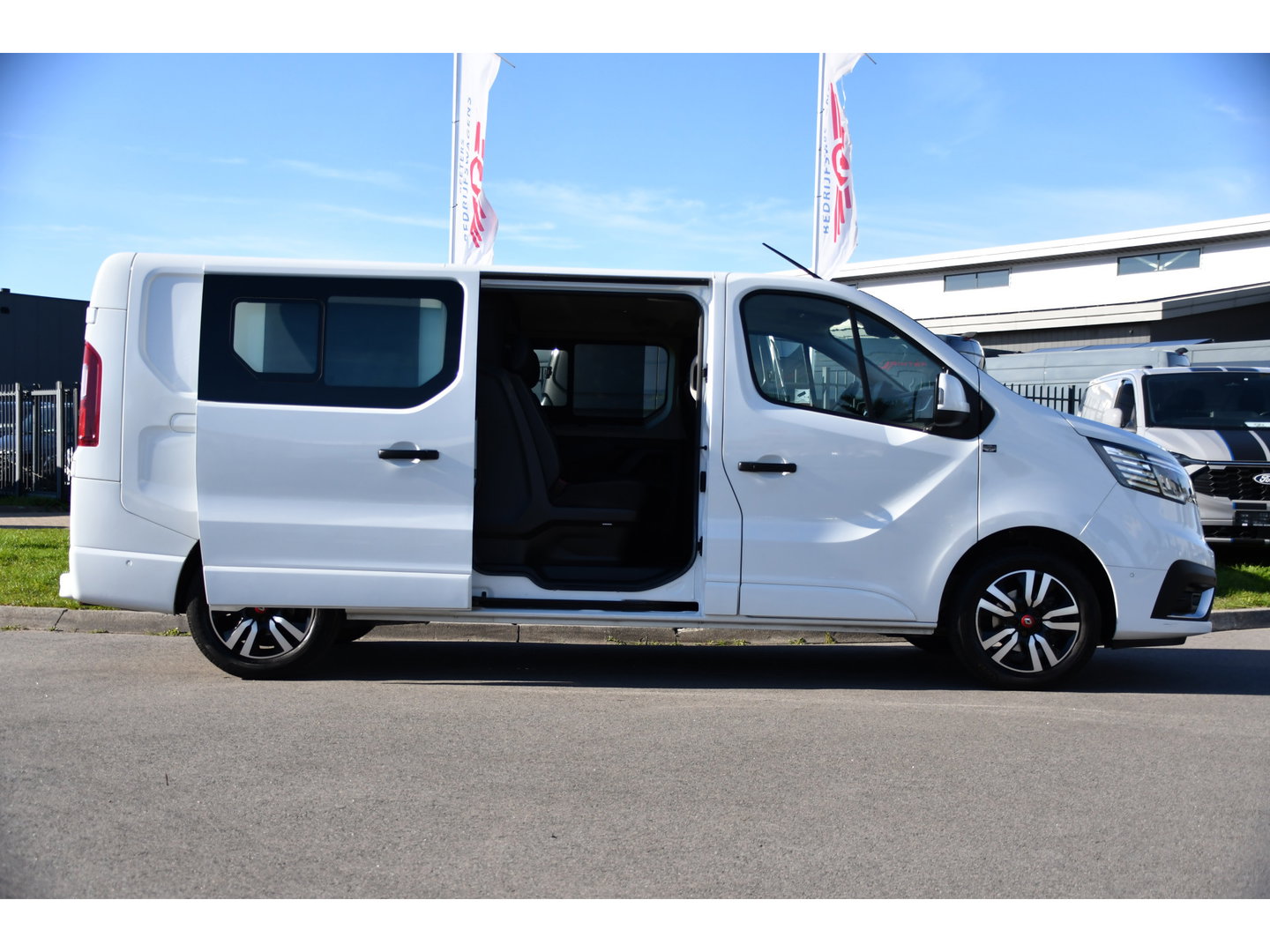 Renault Trafic 2.0 dCi 150 T29 L2H1 DC Luxe Camera, Cruise, Carplay, LED, Clima, Mulitmedia, Automaat, Trekhaak, Sensoren, Uniek!