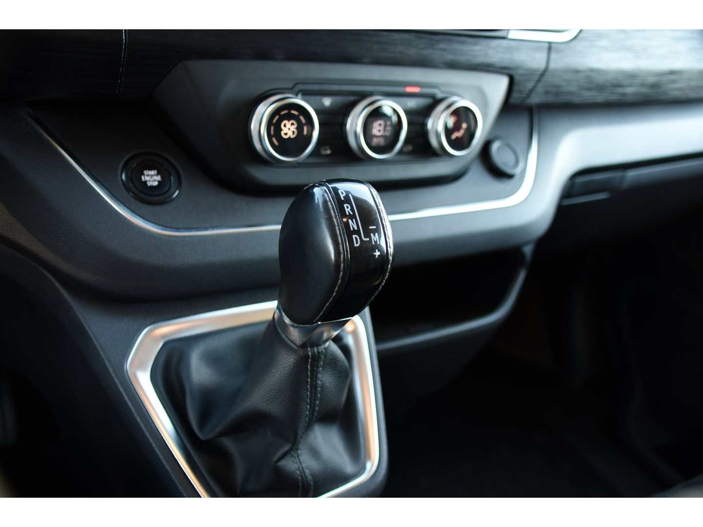 Renault Trafic 2.0 dCi 150 T29 L2H1 DC Luxe Camera, Cruise, Carplay, LED, Clima, Mulitmedia, Automaat, Trekhaak, Sensoren, Uniek!