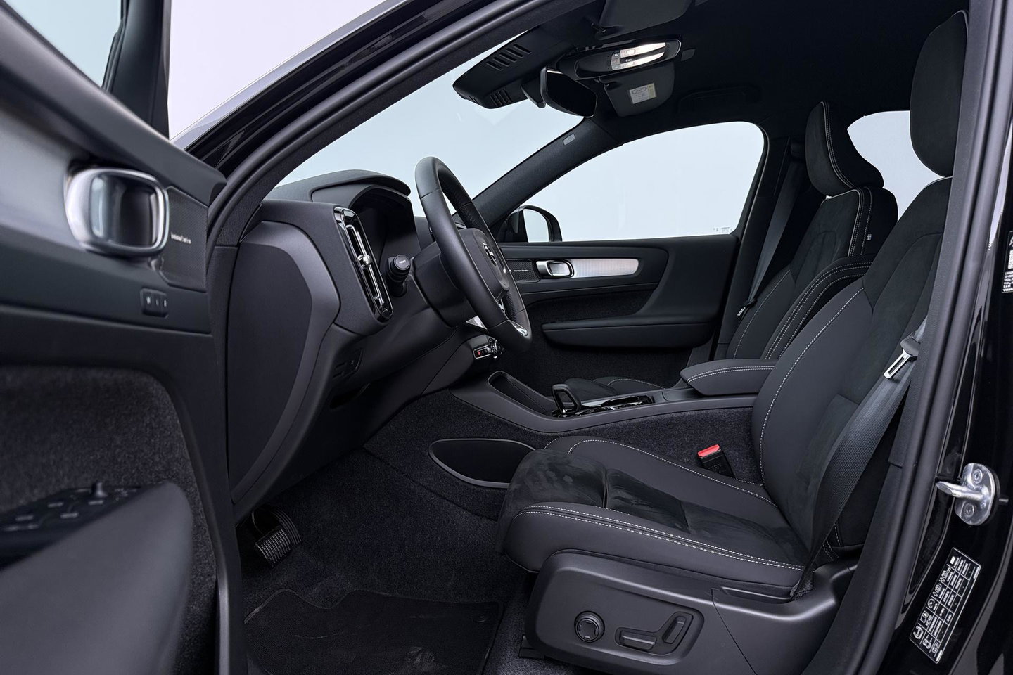 Volvo XC40 2.0 B3 Plus Black Edition | Harman/Kardon | Pilot Assist | Camera | BLIS | Memory | Stoel+Stuurverwarming | Keyless | ACC | 20 Inch