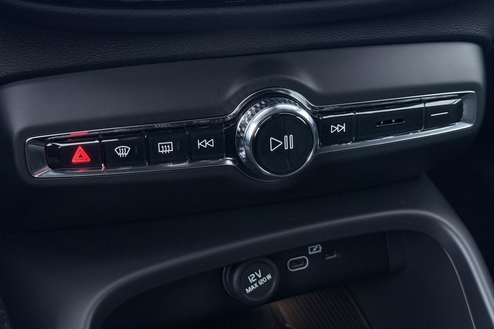 Volvo XC40 2.0 B3 Plus Black Edition | Harman/Kardon | Pilot Assist | Camera | BLIS | Memory | Stoel+Stuurverwarming | Keyless | ACC | 20 Inch