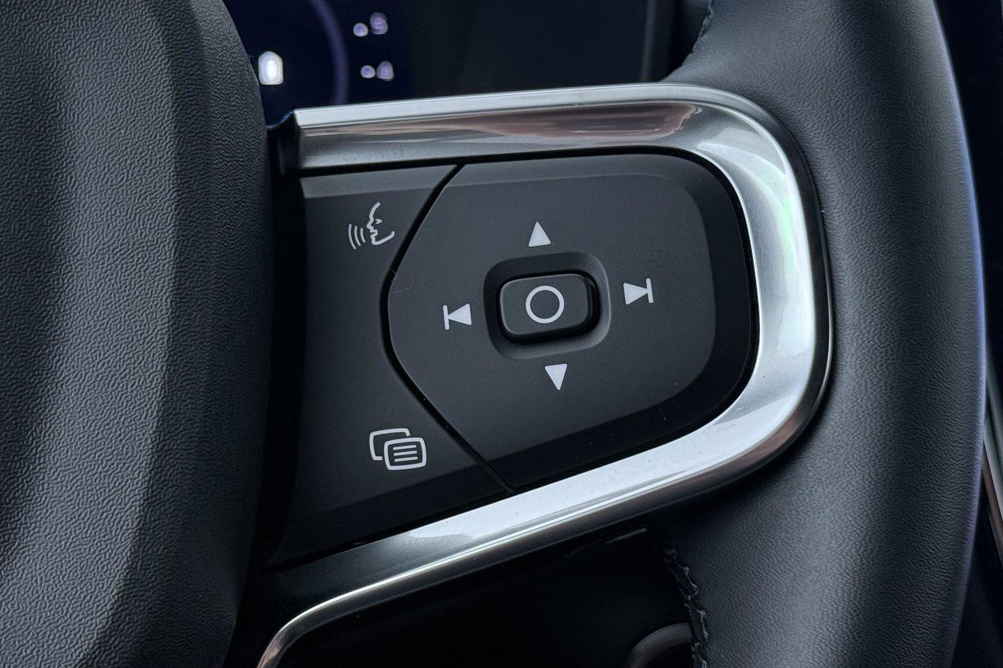 Volvo XC40 2.0 B3 Plus Black Edition | Harman/Kardon | Pilot Assist | Camera | BLIS | Memory | Stoel+Stuurverwarming | Keyless | ACC | 20 Inch