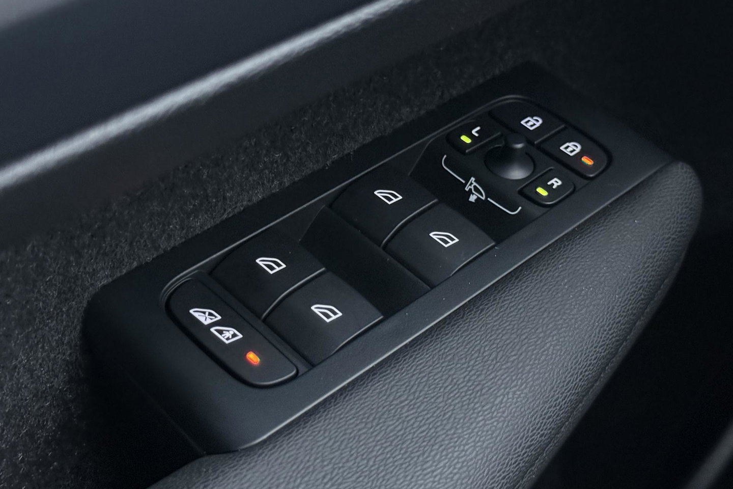 Volvo XC40 2.0 B3 Plus Black Edition | Harman/Kardon | Pilot Assist | Camera | BLIS | Memory | Stoel+Stuurverwarming | Keyless | ACC | 20 Inch