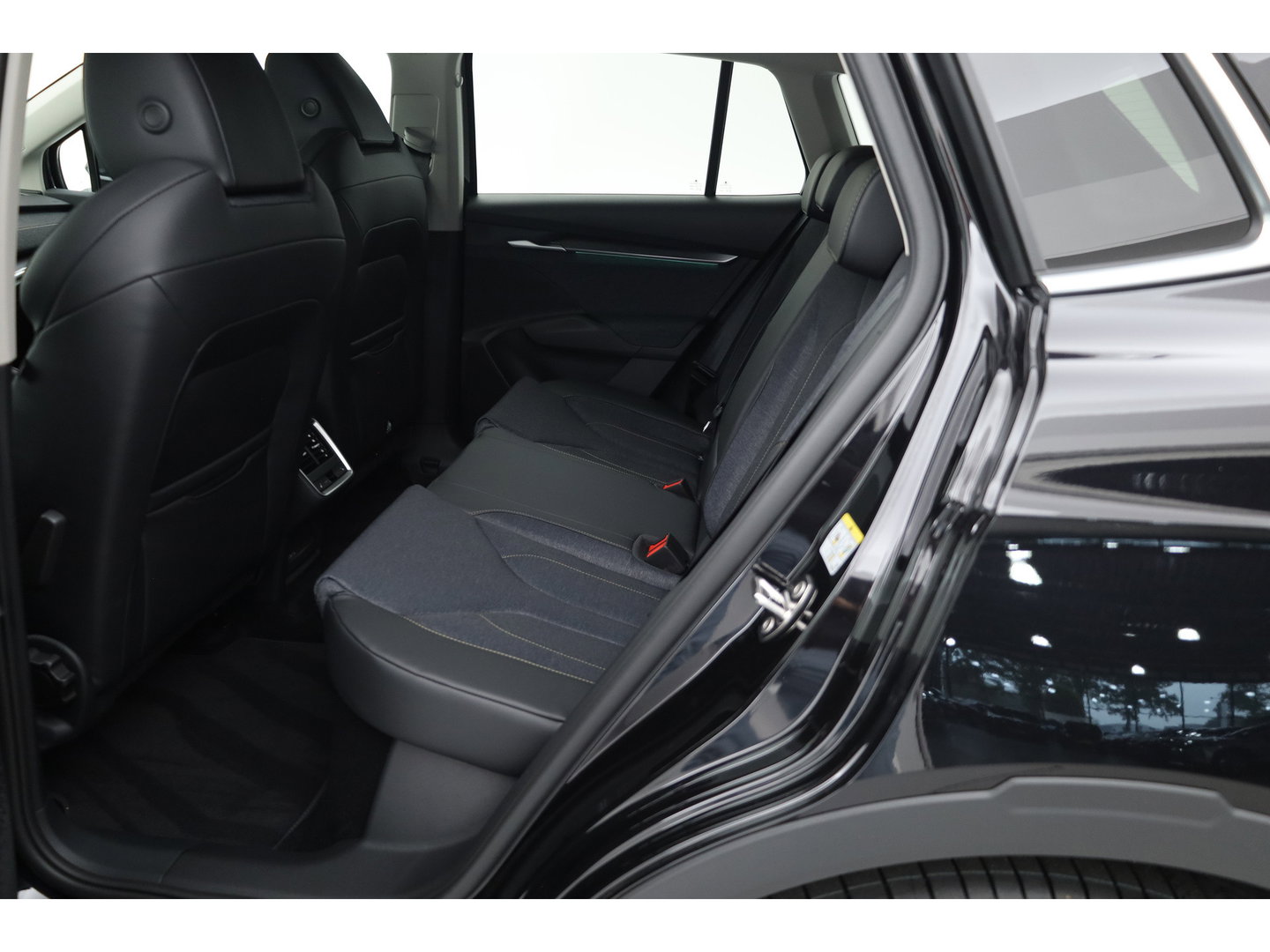 Škoda Elroq 60 Business Edition | Snel leverbaar! | Adapt. Cruise | Keyless | Winter pack | Dodehoekdet. | Camera |