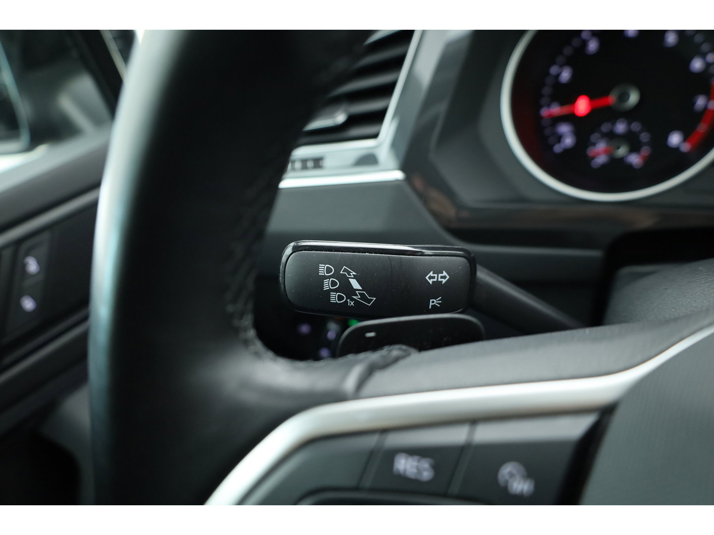 Volkswagen Tiguan 1.5 TSI Life Business | Rijklaar! | Adapt. Cruise | Trekhaak | Navi | PDC V+A | Apple CarPlay | Stoel- Stuurverw.
