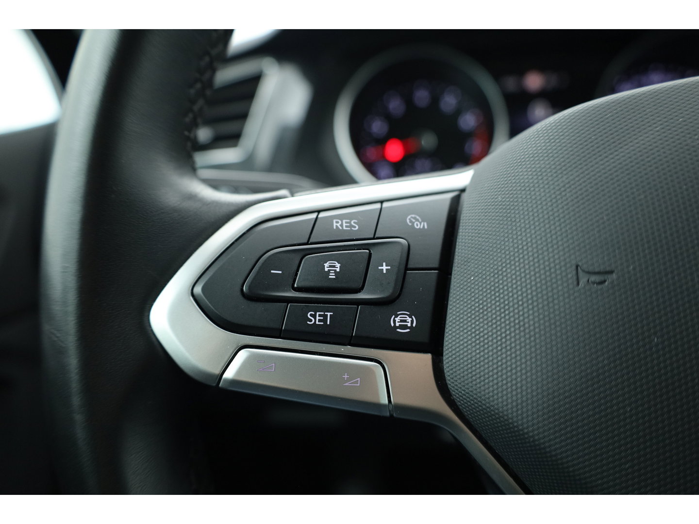 Volkswagen Tiguan 1.5 TSI Life Business | Rijklaar! | Adapt. Cruise | Trekhaak | Navi | PDC V+A | Apple CarPlay | Stoel- Stuurverw.