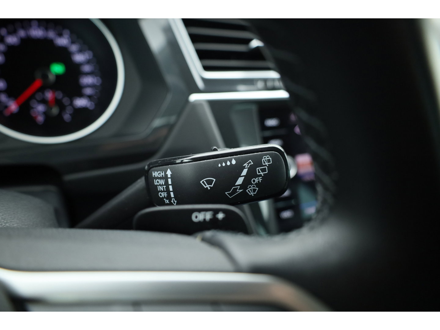 Volkswagen Tiguan 1.5 TSI Life Business | Rijklaar! | Adapt. Cruise | Trekhaak | Navi | PDC V+A | Apple CarPlay | Stoel- Stuurverw.