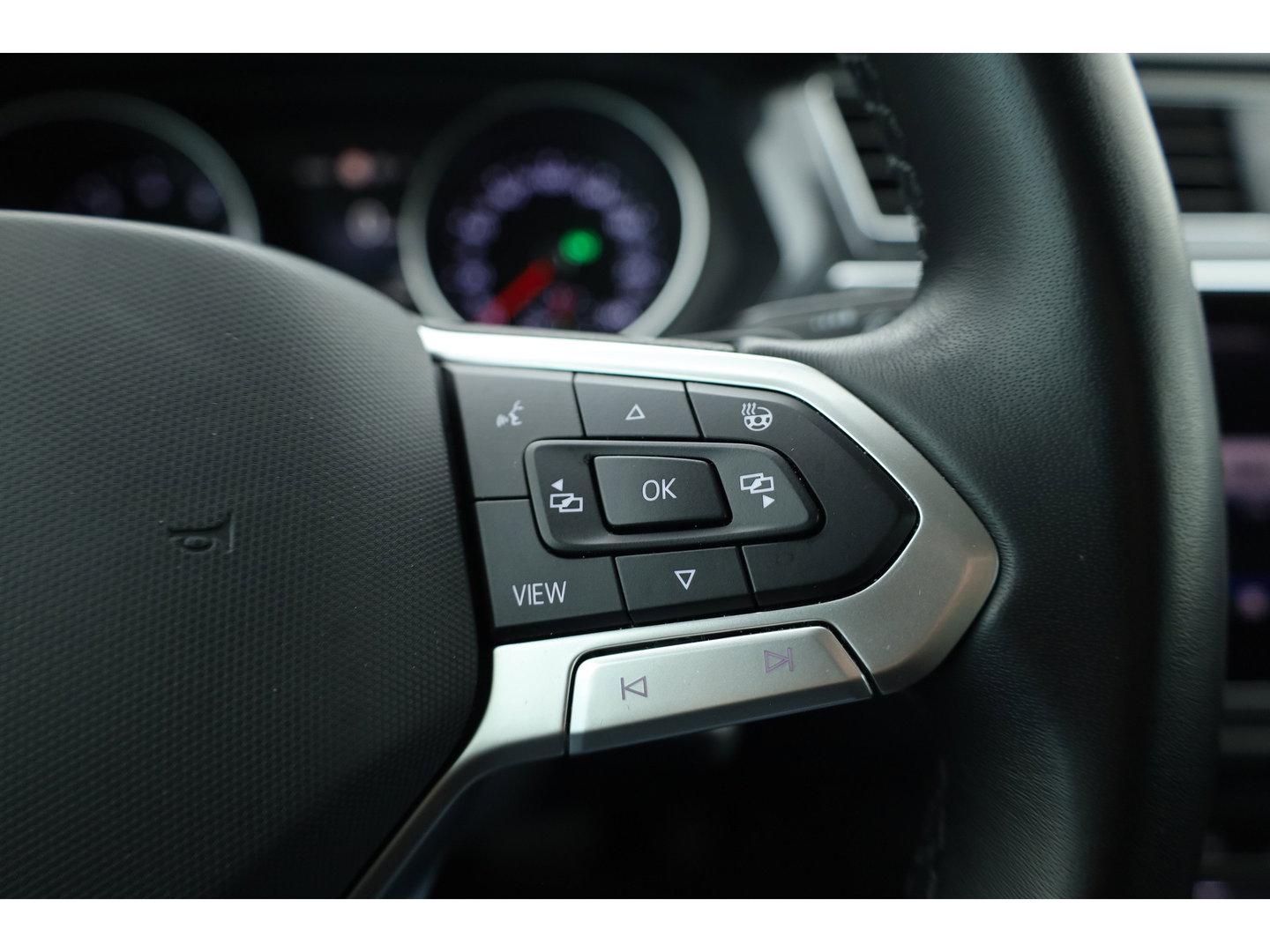 Volkswagen Tiguan 1.5 TSI Life Business | Rijklaar! | Adapt. Cruise | Trekhaak | Navi | PDC V+A | Apple CarPlay | Stoel- Stuurverw.