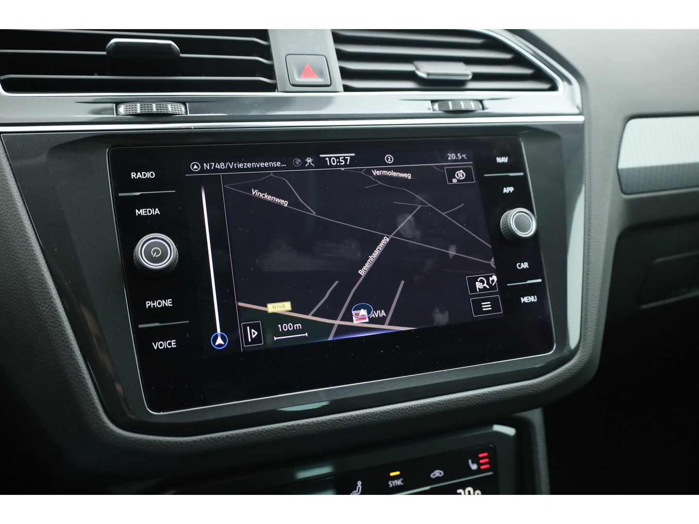 Volkswagen Tiguan 1.5 TSI Life Business | Rijklaar! | Adapt. Cruise | Trekhaak | Navi | PDC V+A | Apple CarPlay | Stoel- Stuurverw.