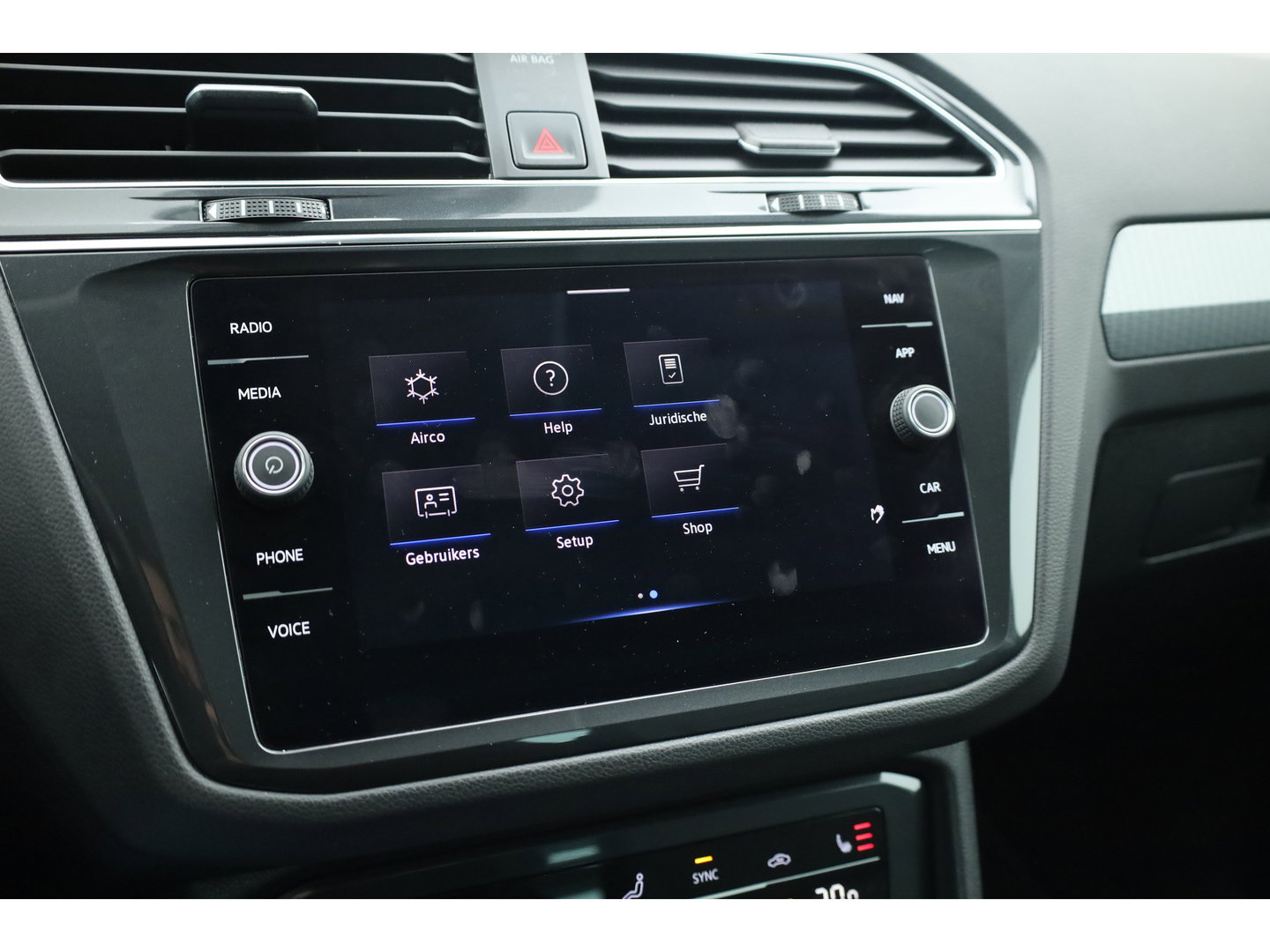 Volkswagen Tiguan 1.5 TSI Life Business | Rijklaar! | Adapt. Cruise | Trekhaak | Navi | PDC V+A | Apple CarPlay | Stoel- Stuurverw.
