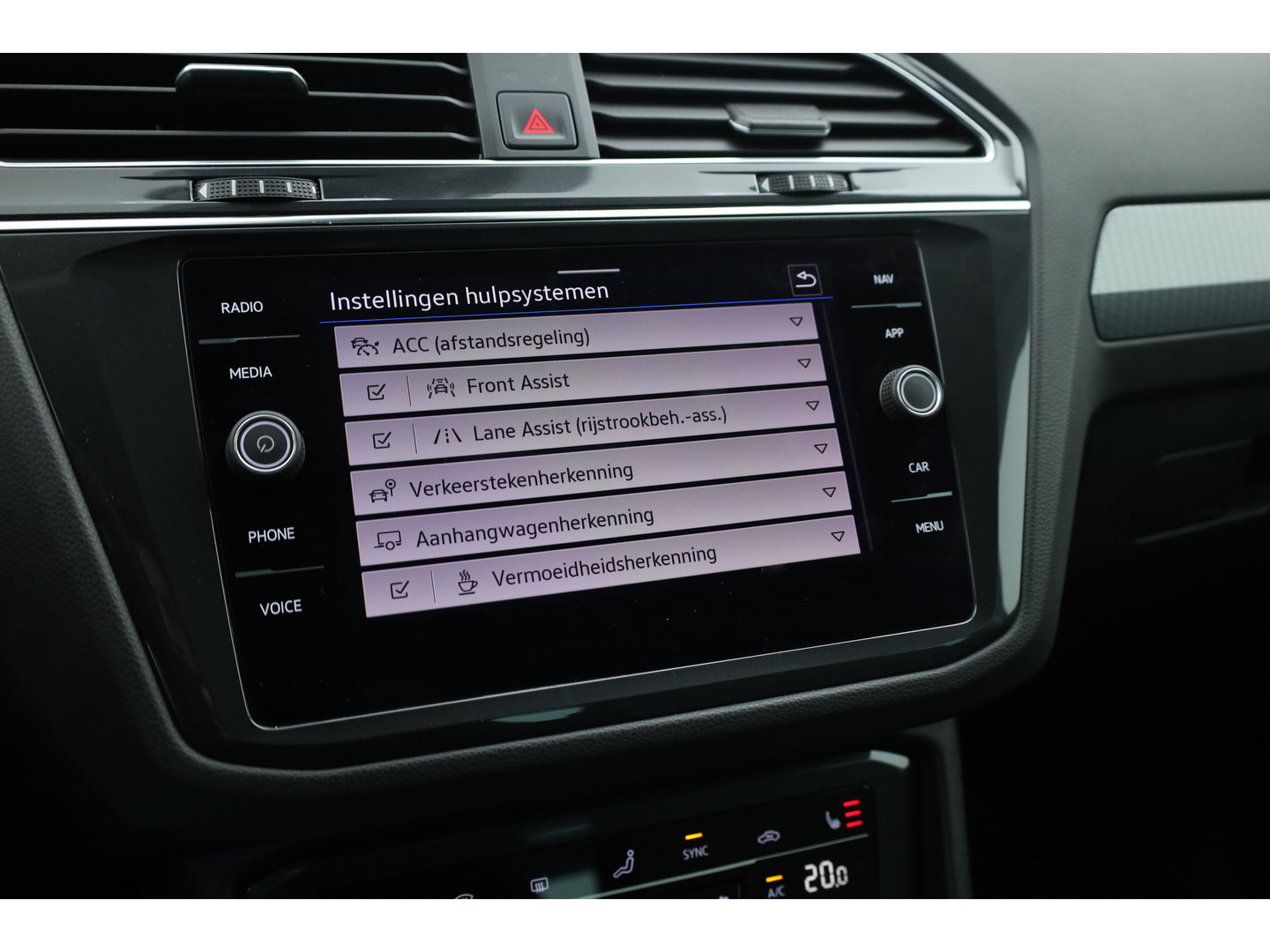 Volkswagen Tiguan 1.5 TSI Life Business | Rijklaar! | Adapt. Cruise | Trekhaak | Navi | PDC V+A | Apple CarPlay | Stoel- Stuurverw.