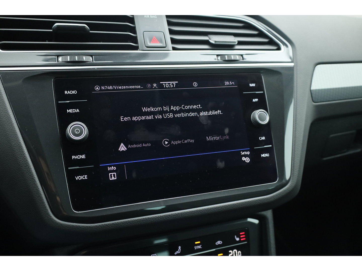 Volkswagen Tiguan 1.5 TSI Life Business | Rijklaar! | Adapt. Cruise | Trekhaak | Navi | PDC V+A | Apple CarPlay | Stoel- Stuurverw.