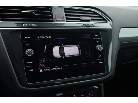 Volkswagen Tiguan 1.5 TSI Life Business | Rijklaar! | Adapt. Cruise | Trekhaak | Navi | PDC V+A | Apple CarPlay | Stoel- Stuurverw.