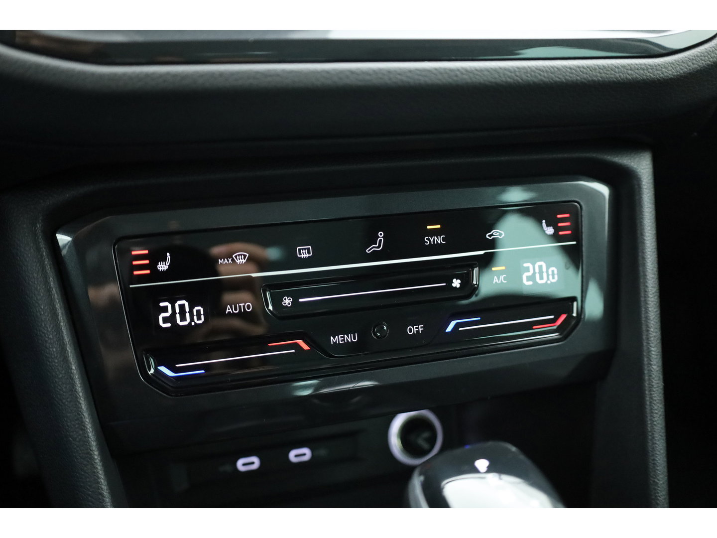 Volkswagen Tiguan 1.5 TSI Life Business | Rijklaar! | Adapt. Cruise | Trekhaak | Navi | PDC V+A | Apple CarPlay | Stoel- Stuurverw.