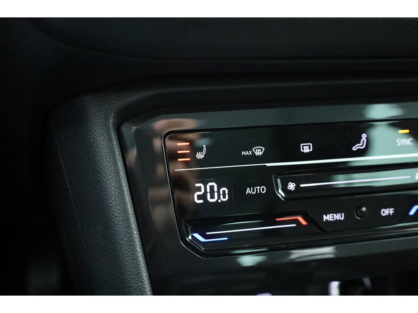 Volkswagen Tiguan 1.5 TSI Life Business | Rijklaar! | Adapt. Cruise | Trekhaak | Navi | PDC V+A | Apple CarPlay | Stoel- Stuurverw.