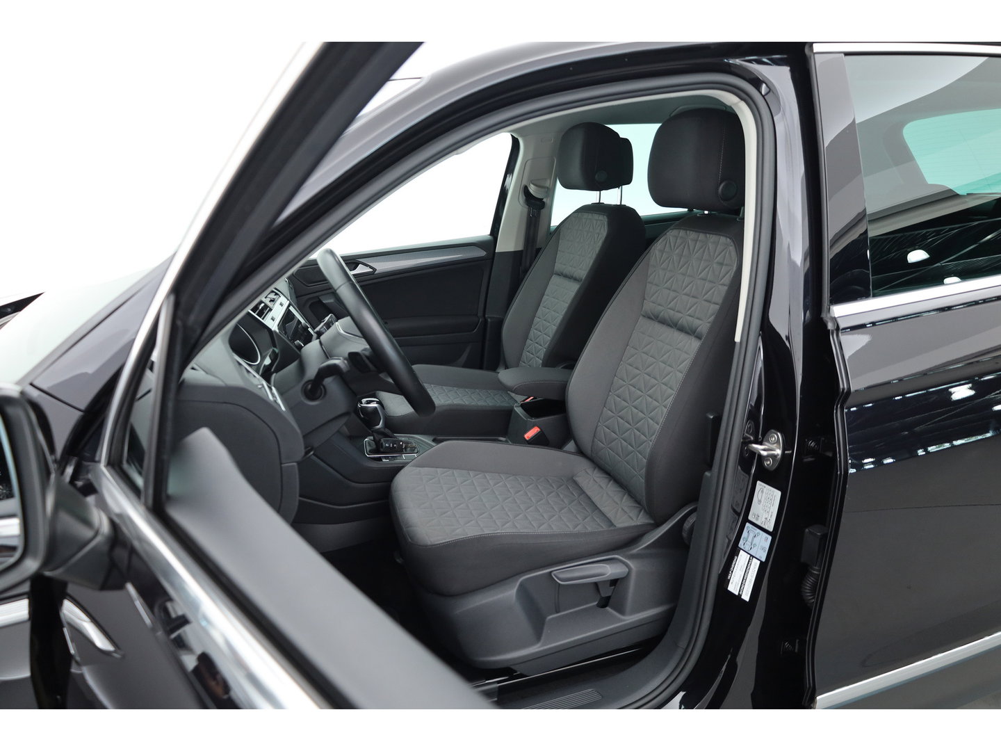 Volkswagen Tiguan 1.5 TSI Life Business | Rijklaar! | Adapt. Cruise | Trekhaak | Navi | PDC V+A | Apple CarPlay | Stoel- Stuurverw.
