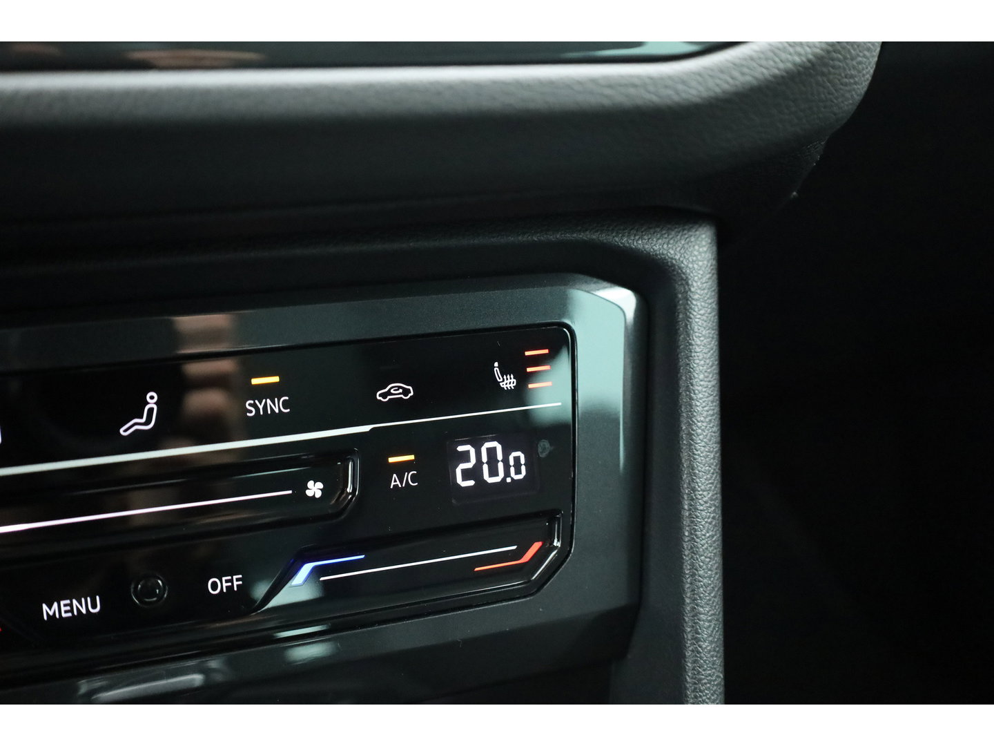 Volkswagen Tiguan 1.5 TSI Life Business | Rijklaar! | Adapt. Cruise | Trekhaak | Navi | PDC V+A | Apple CarPlay | Stoel- Stuurverw.