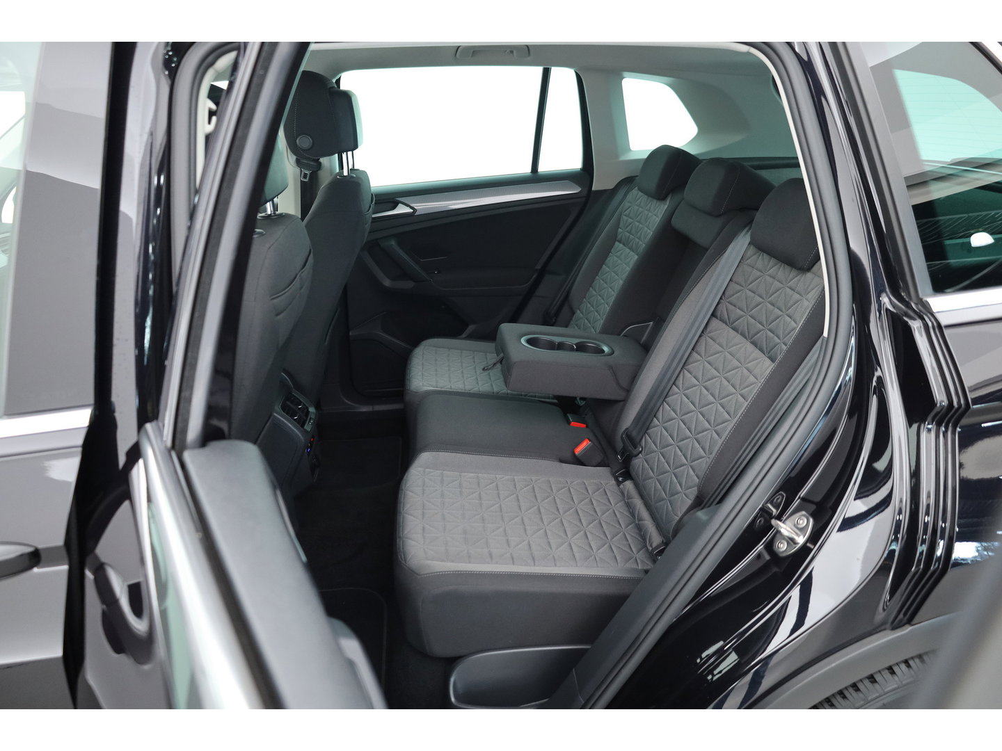 Volkswagen Tiguan 1.5 TSI Life Business | Rijklaar! | Adapt. Cruise | Trekhaak | Navi | PDC V+A | Apple CarPlay | Stoel- Stuurverw.